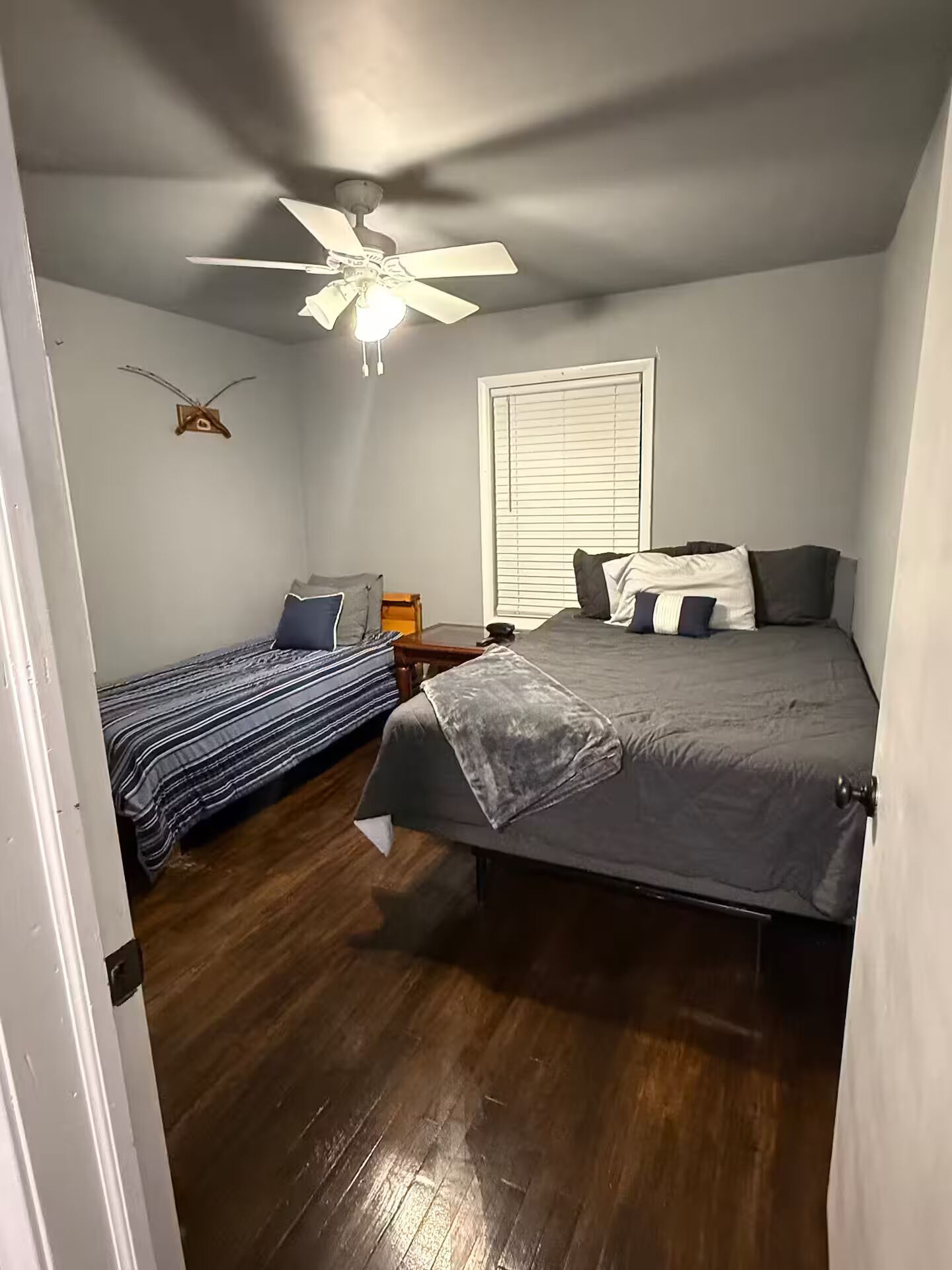 2 bedrooms, iron/ironing board, internet