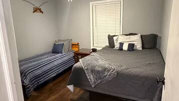 2 bedrooms, iron/ironing board, internet