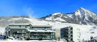 Cozy Condo | Stunning Mountain Views + Fireplace