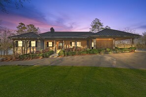 7 bedrooms - Private 7BR Lakehouse Estate Pool Hottub 13 Beds (Lizella)