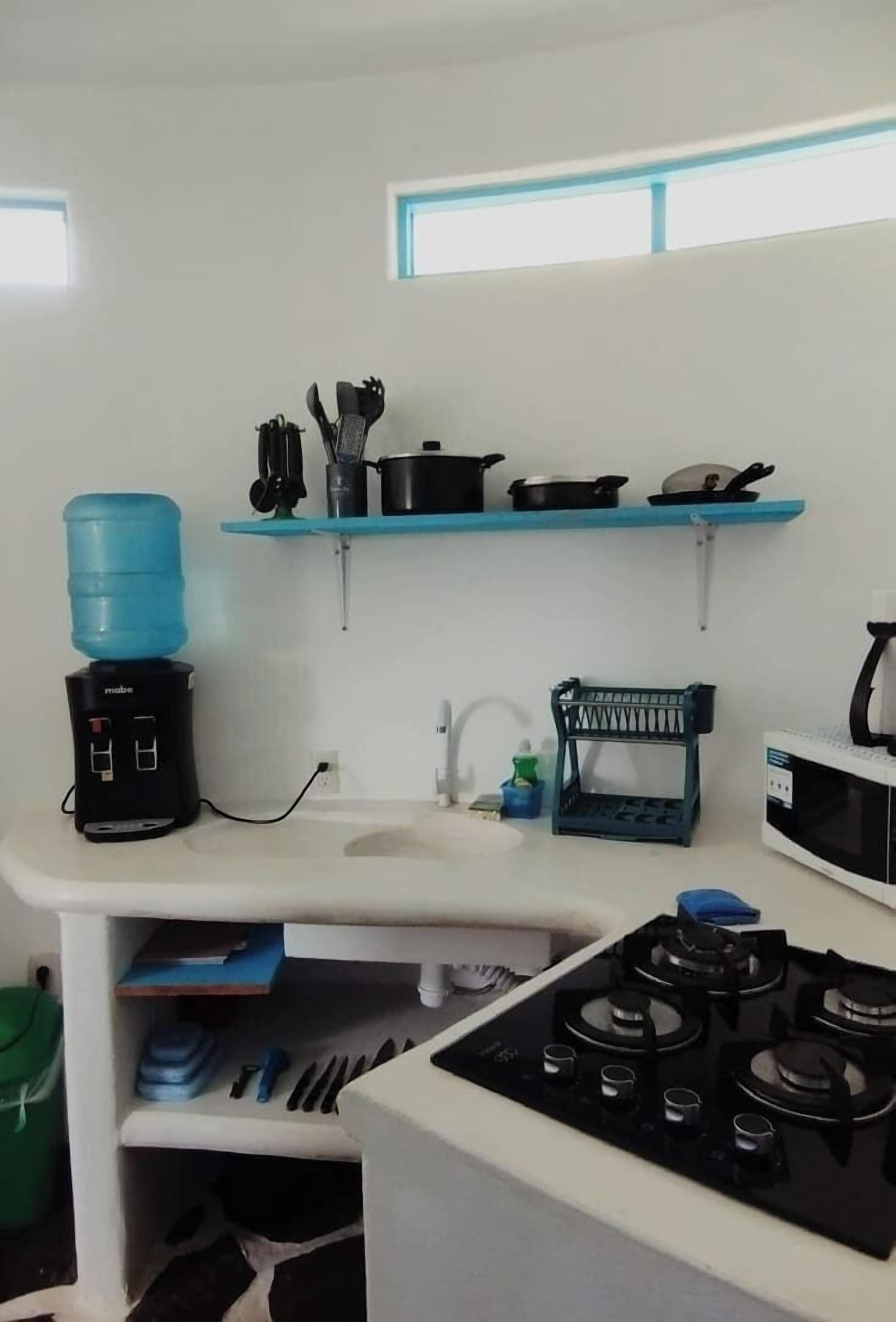 冷蔵庫、電子レンジ、コンロ、コーヒー / ティーメーカー