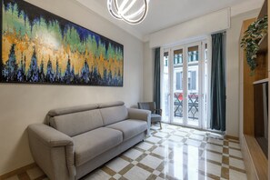 Luxury Quadruple Room, City View | Living area