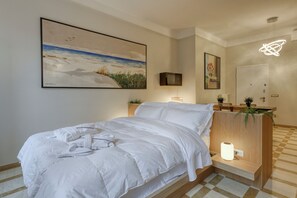 Quarto quádruplo superluxo, vista para a cidade | Cofres nos quartos, escrivaninha, espaço de trabalho para notebook