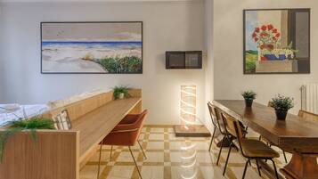 Luxury Quadruple Room, City View | Dining