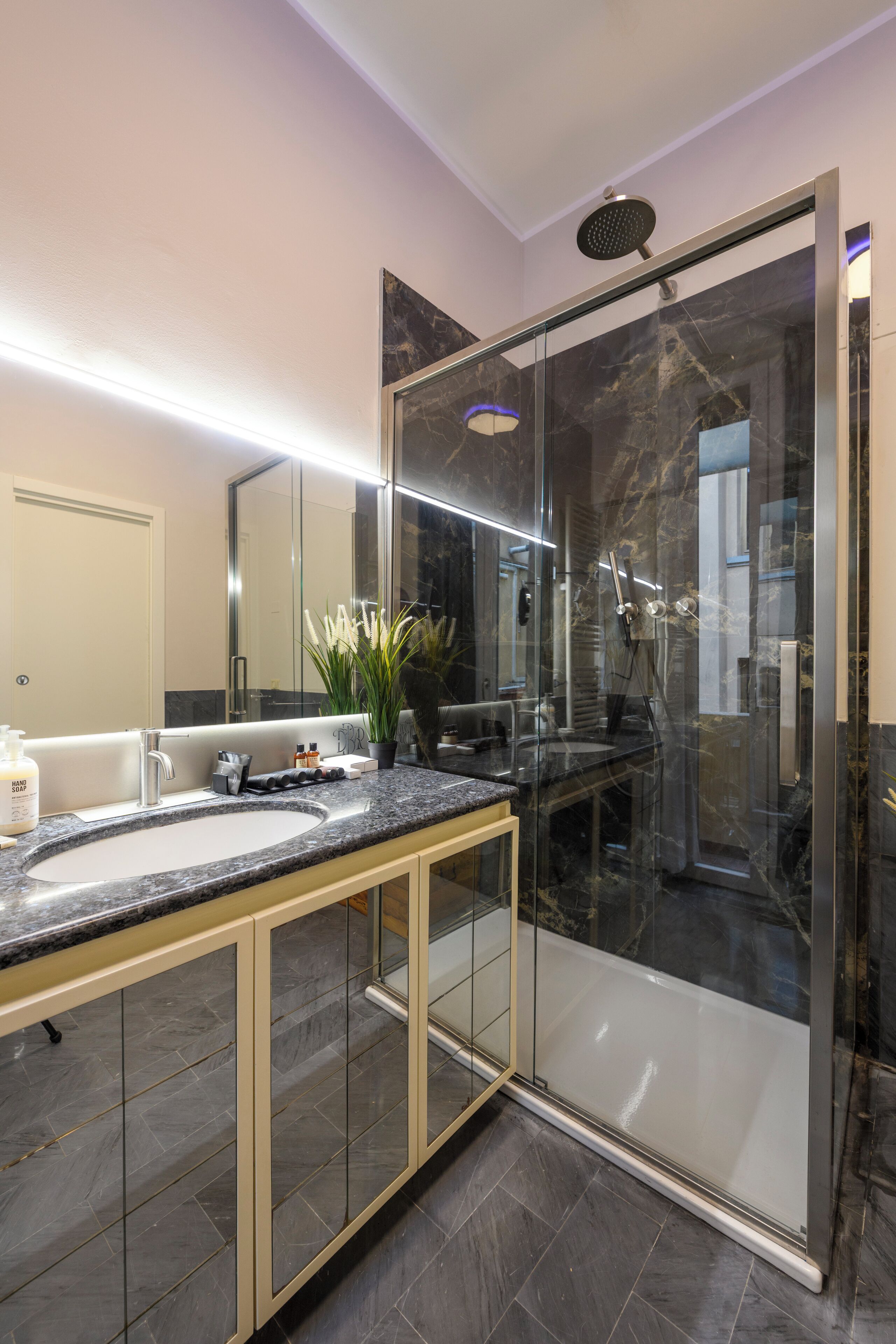 Luxury-Vierbettzimmer, Blick auf den Innenhof | Badezimmer