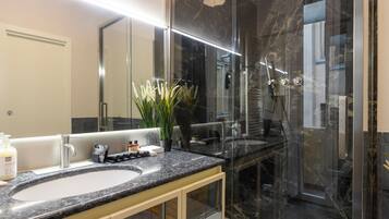 Luxury-Vierbettzimmer, Blick auf den Innenhof | Badezimmer