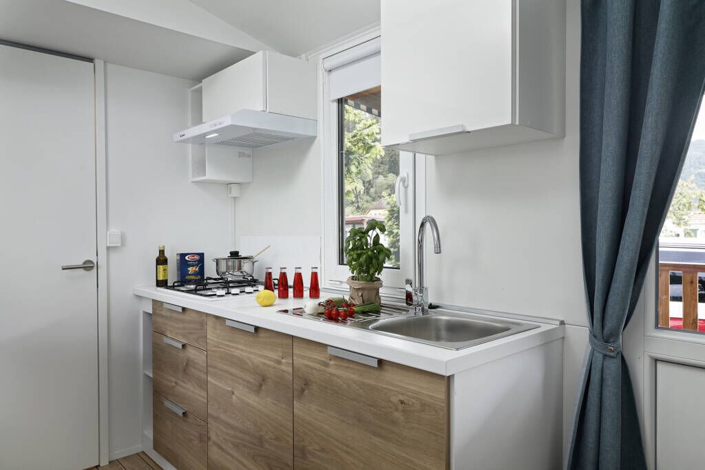 Kühlschrank, Mikrowelle, Wasserkocher mit Kaffee-/Teezubehör