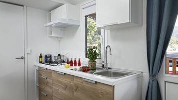 Kühlschrank, Mikrowelle, Wasserkocher mit Kaffee-/Teezubehör