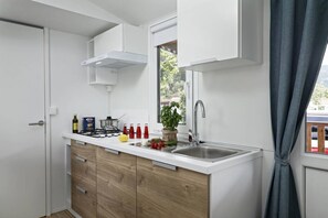 Kühlschrank, Mikrowelle, Wasserkocher mit Kaffee-/Teezubehör