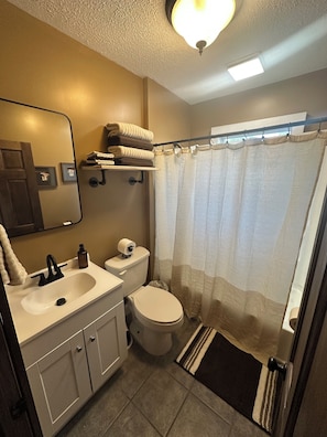 Haartrockner, Handtücher, Seife, Toilettenpapier