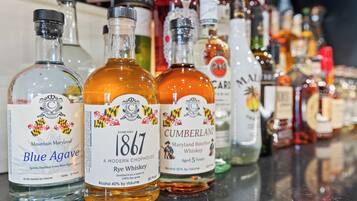 Des bouteilles de whisky sur le comptoir d’un bar.