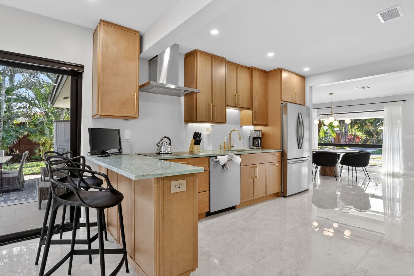 Geladeira, micro-ondas, fogão, cooktop