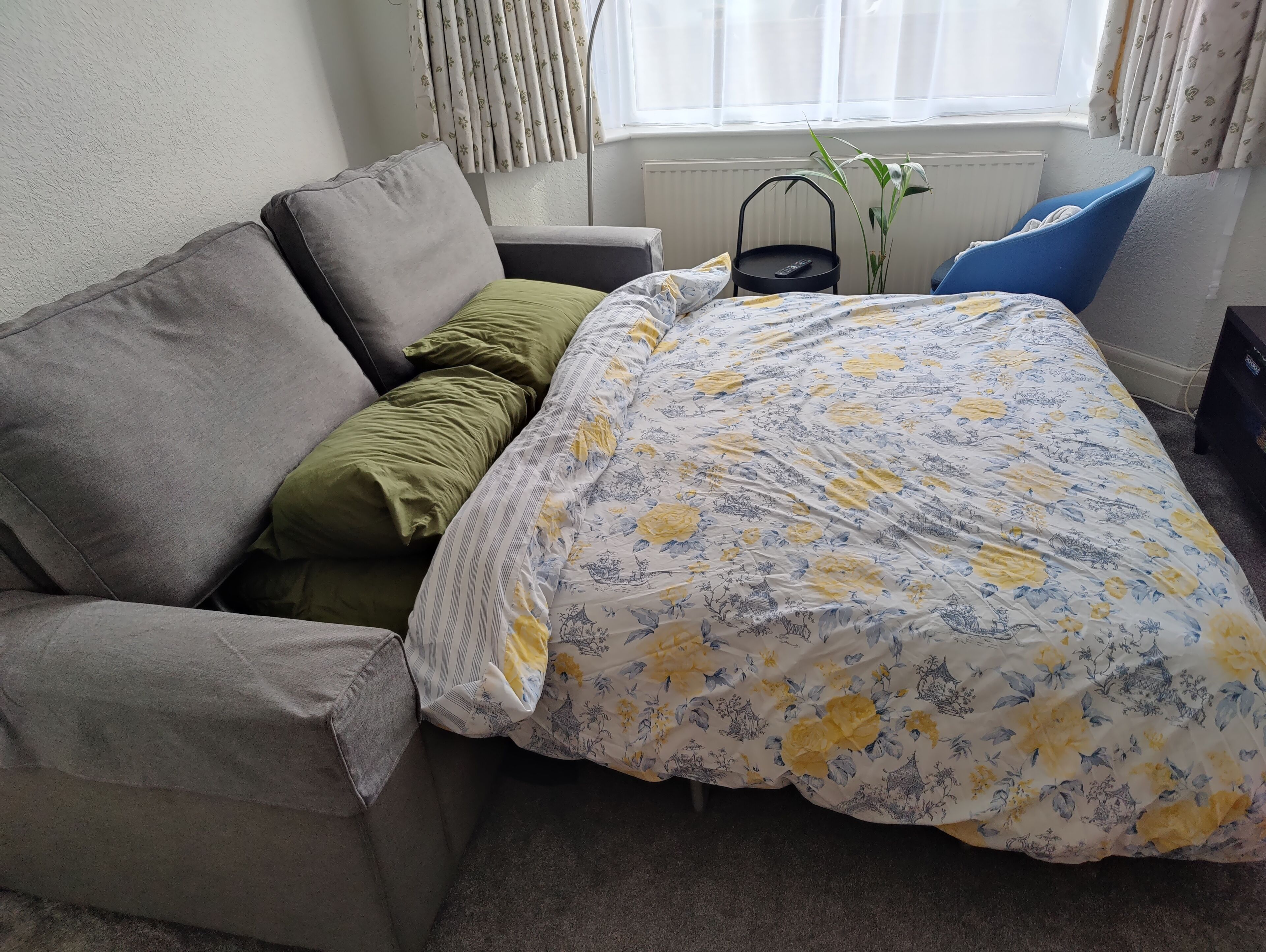 Iron/ironing board, bed sheets