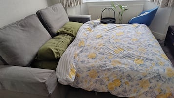 Iron/ironing board, bed sheets