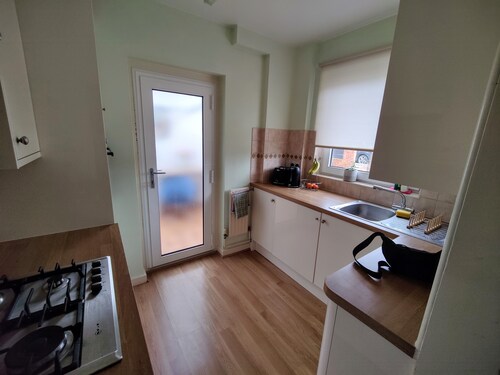 Bungalow with garden driveway located near Harry Potter Studios and London rail