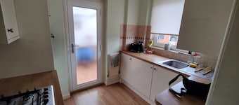 Bungalow with garden driveway located near Harry Potter Studios and London rail