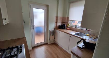 Bungalow with garden driveway located near Harry Potter Studios and London rail