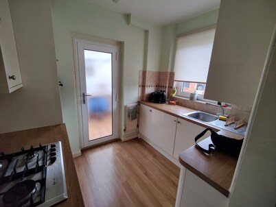 Bungalow with garden driveway located near Harry Potter Studios and London rail