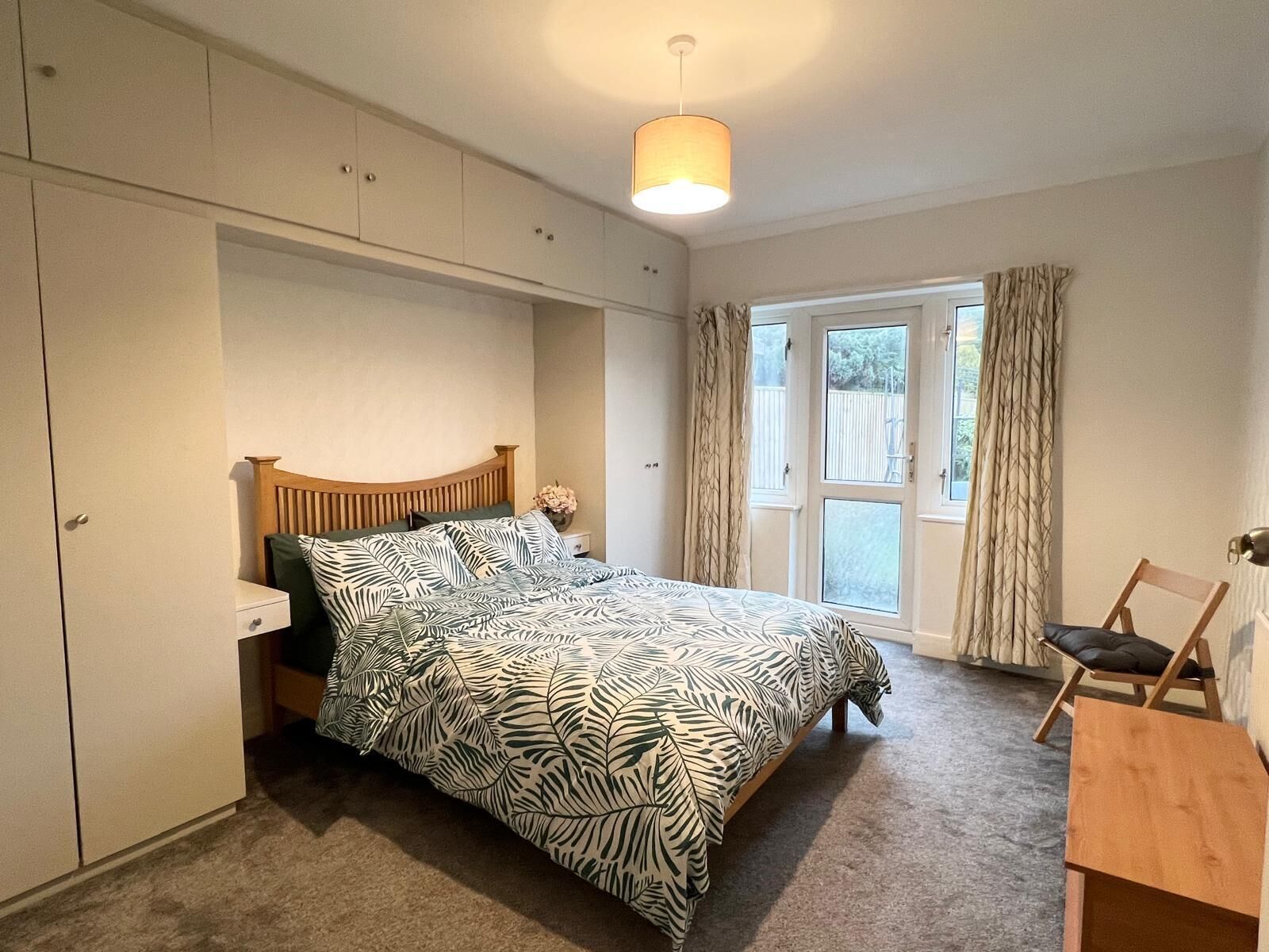 Iron/ironing board, bed sheets