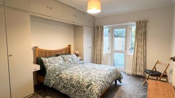 Iron/ironing board, bed sheets