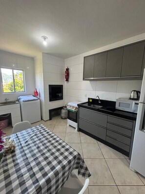 Fridge, microwave, oven, stovetop - House in Itapema / easy access and well located (Itapema)