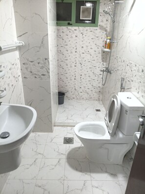 Dusche, HandtĂŒcher, Toilettenpapier