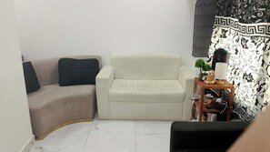 Living area - Wonderful Private Venue in Central Abu Dhabi perfect for your relaxing getaway. (Abu Dhabi)