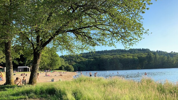 A lakeside park with a sandy beach, grassy areas, and trees. - Beautiful country house on the edge of a village, ideal for families! (Compreignac)