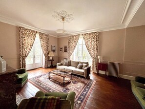 Living area - Beautiful country house on the edge of a village, ideal for families! (Compreignac)