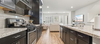 Modern Luxury3BD/2.5BA Garage Family&BusinessReady