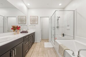 Shower, hair dryer, towels, soap - Modern Luxury3BD/2.5BA Garage Family&BusinessReady (Covina)