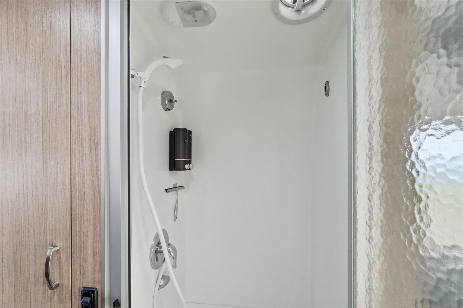 Douche, sèche-cheveux, serviettes fournies, savon