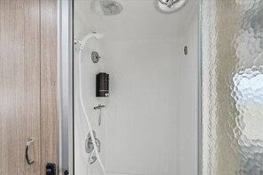 Douche, sèche-cheveux, serviettes fournies, savon