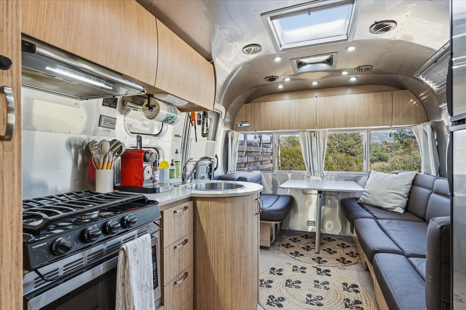 Een koelkast, een magnetron, een kookplaat, een broodrooster