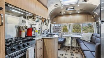 Een koelkast, een magnetron, een kookplaat, een broodrooster