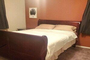 2 bedrooms, iron/ironing board, Internet, bed sheets - Charming Grant Park Retreat | Walk to Mall, Parks & Transit | Central Winnipeg (Winnipeg)
