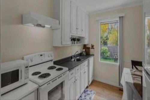 Charming Grant Park Retreat | Walk to Mall, Parks & Transit | Central Winnipeg