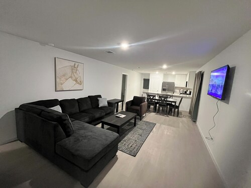 Brand New Cozy 3 BD w/Fiber optic nested in quite Cul De SAC. Ultra modern