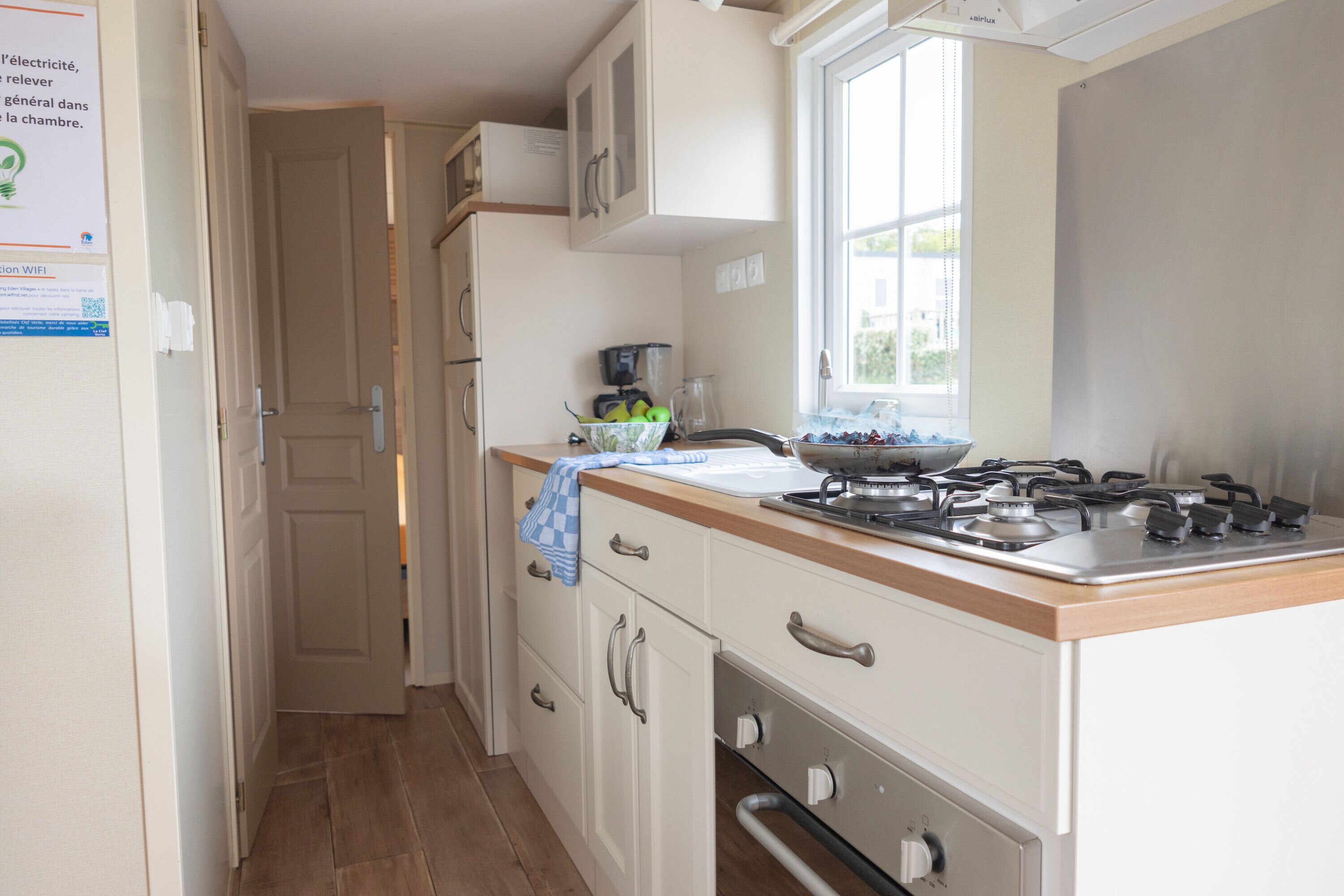 Geladeira, micro-ondas, cooktop, cafeteira/chaleira