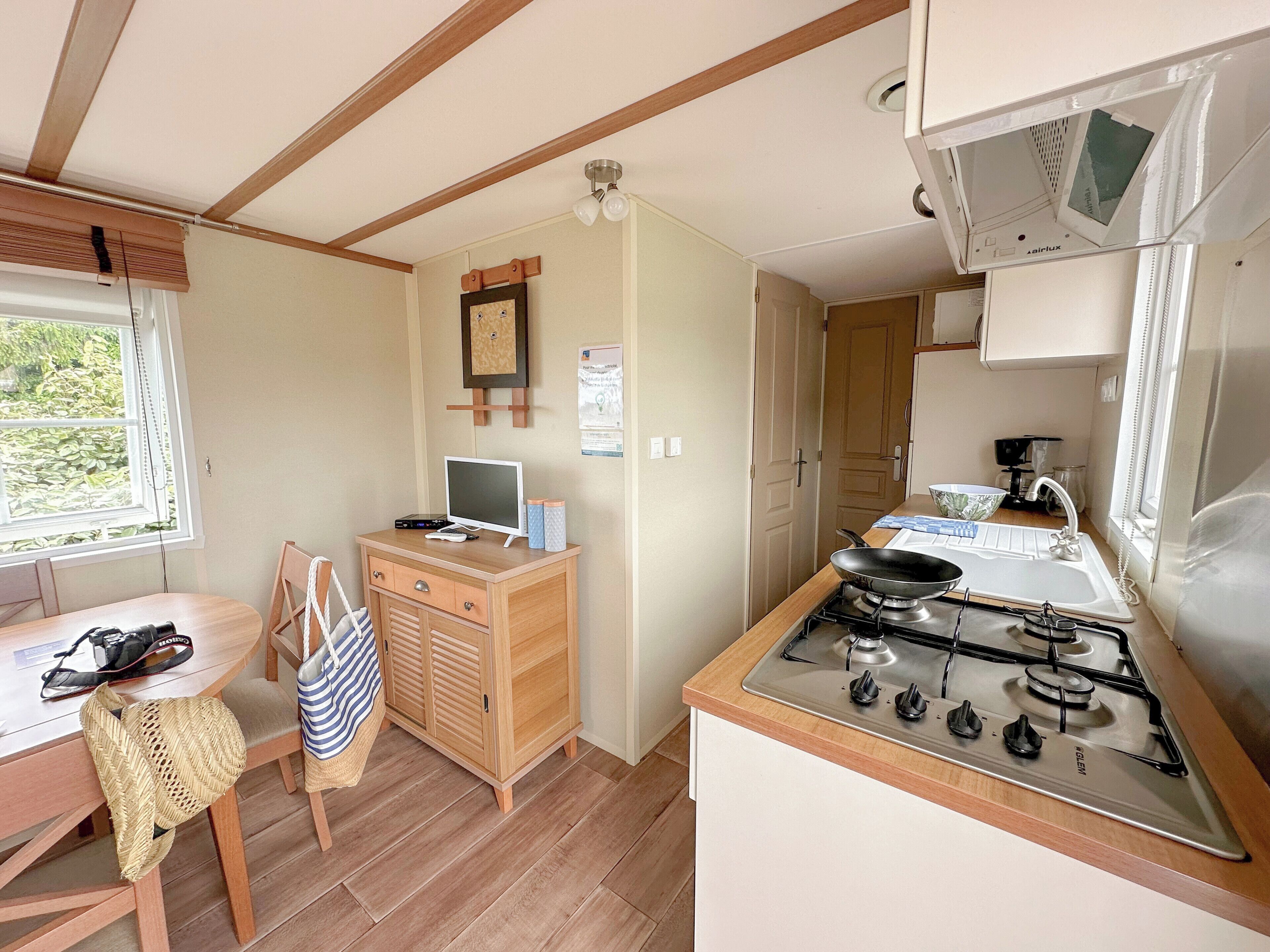 Geladeira, micro-ondas, cooktop, cafeteira/chaleira