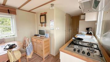 Geladeira, micro-ondas, cooktop, cafeteira/chaleira