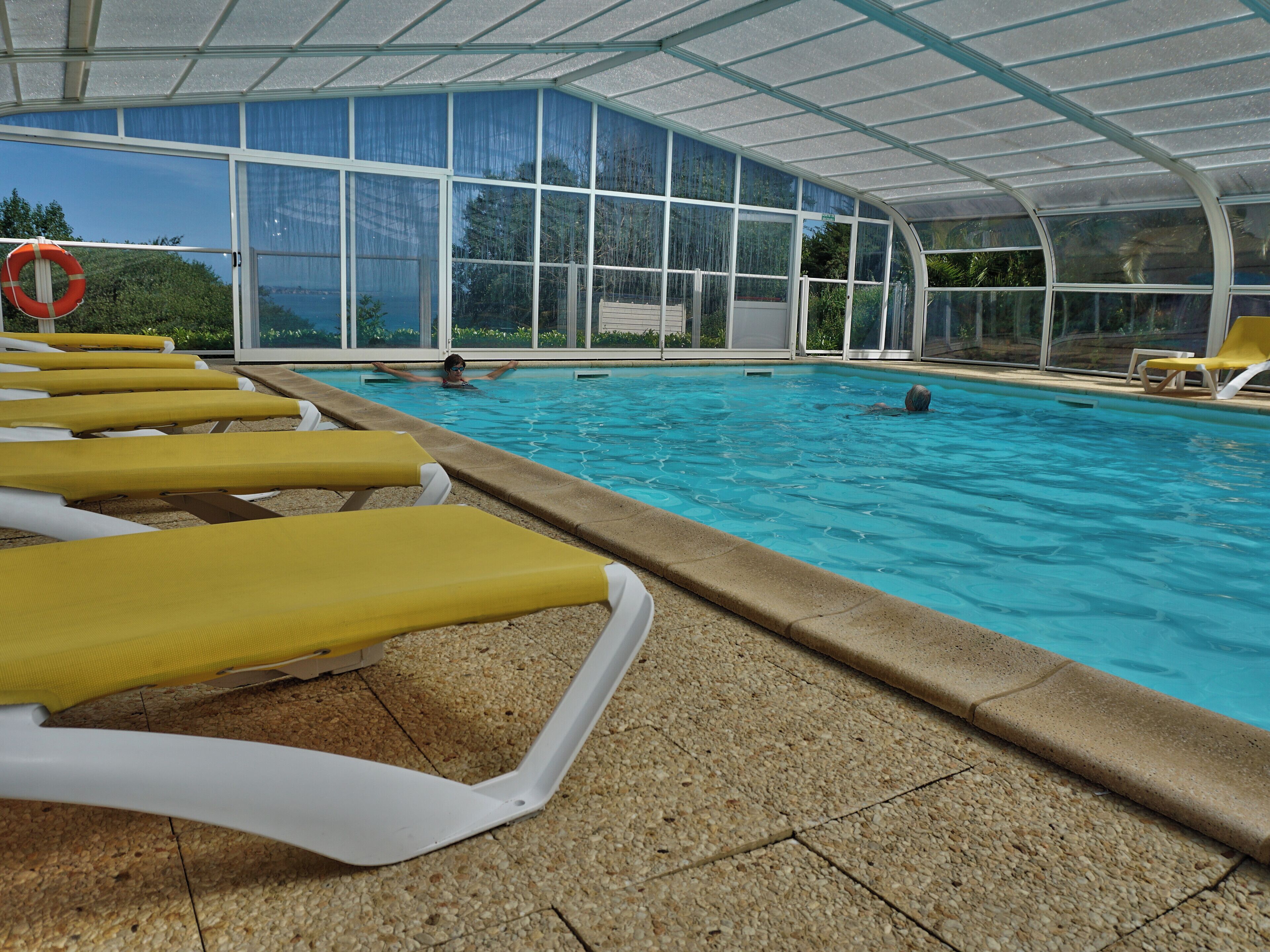 Una piscina techada, una piscina climatizada