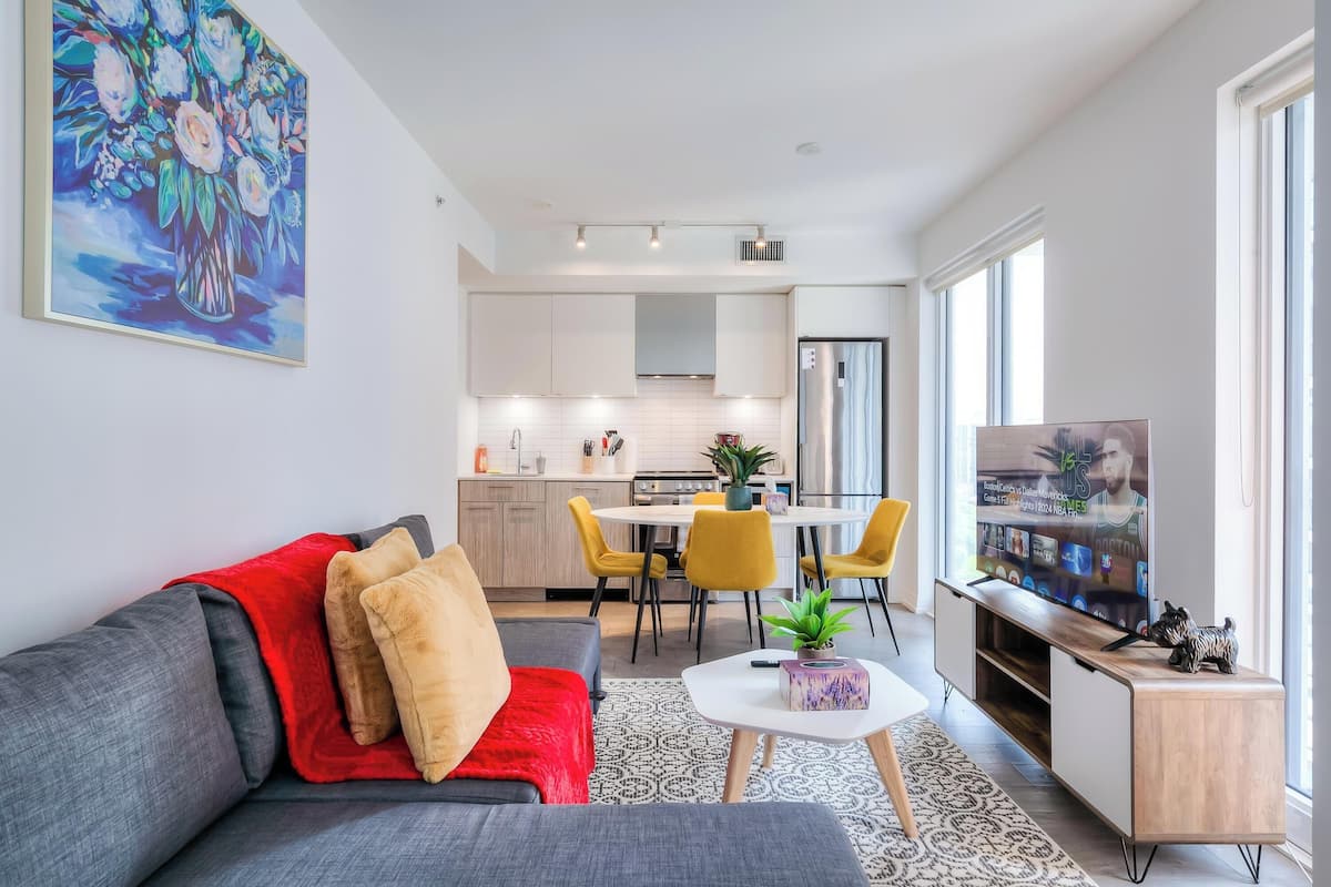 Suíte premier, 2 quartos, para não fumantes, vista para a cidade | Área de estar | TV 65 polegadas com canais digitais