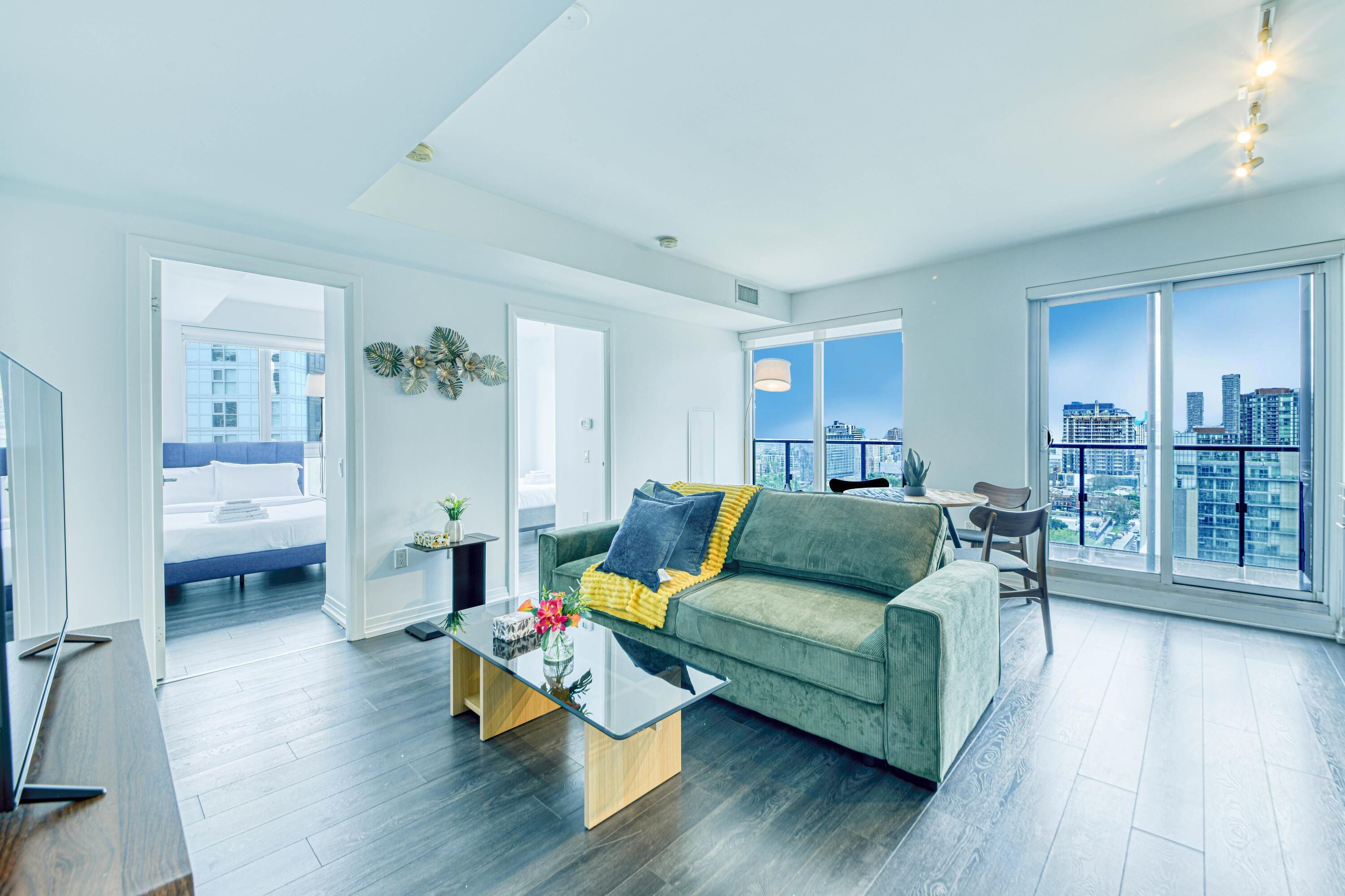 Suite superior, 3 habitaciones, no fumadores | Zona de estar | Televisión de 65 pulgadas con canales digitales