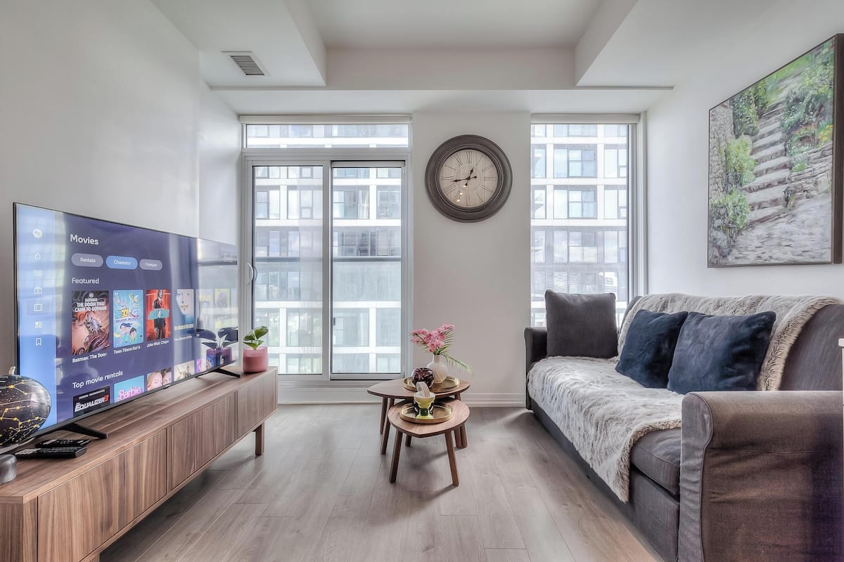 Suíte conforto, 1 cama Queen e sofá-cama, para não fumantes, vista para a cidade | Área de estar | TV 65 polegadas com canais digitais