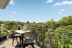 Outdoor dining - Shoreleaf Haven Moments from Waves and Seaside Eats (Dee Why)