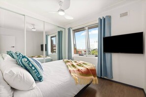 2 bedrooms, iron/ironing board, WiFi, bed sheets - Shoreleaf Haven Moments from Waves and Seaside Eats (Dee Why)