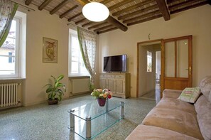 Living area - Casa San Girolamo, historic flat with terrace in Lucca's City Center (Lucca)