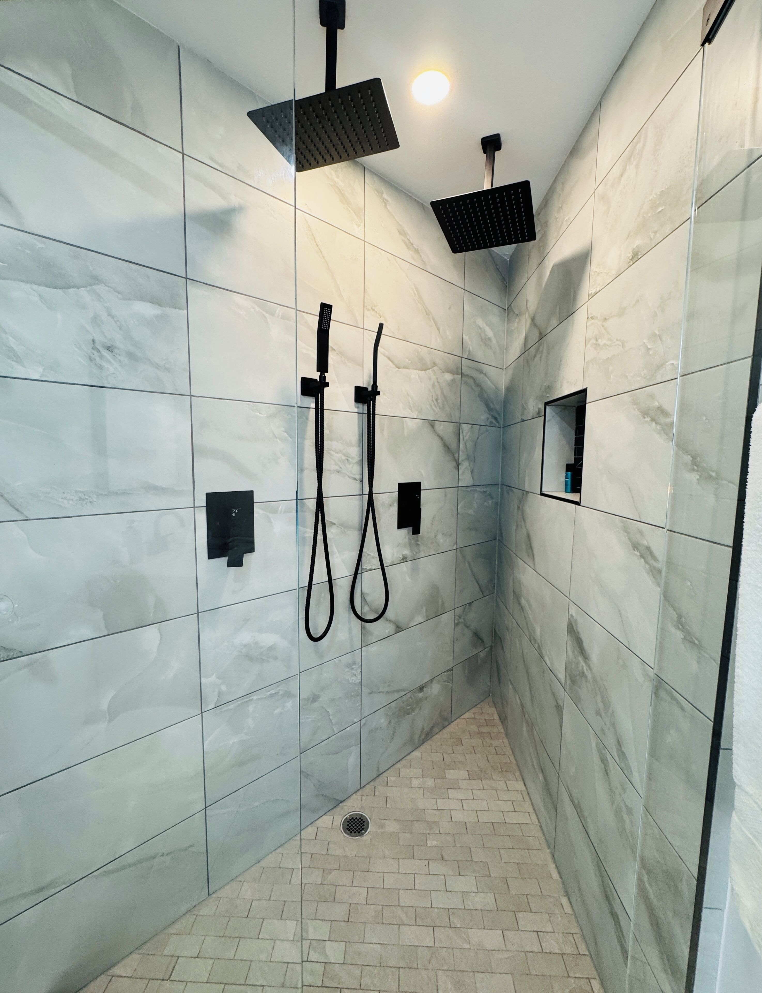 Dusch, hårtork och handdukar