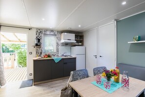 Réfrigérateur, micro-ondes, plaque de cuisson, cafetière/bouilloire